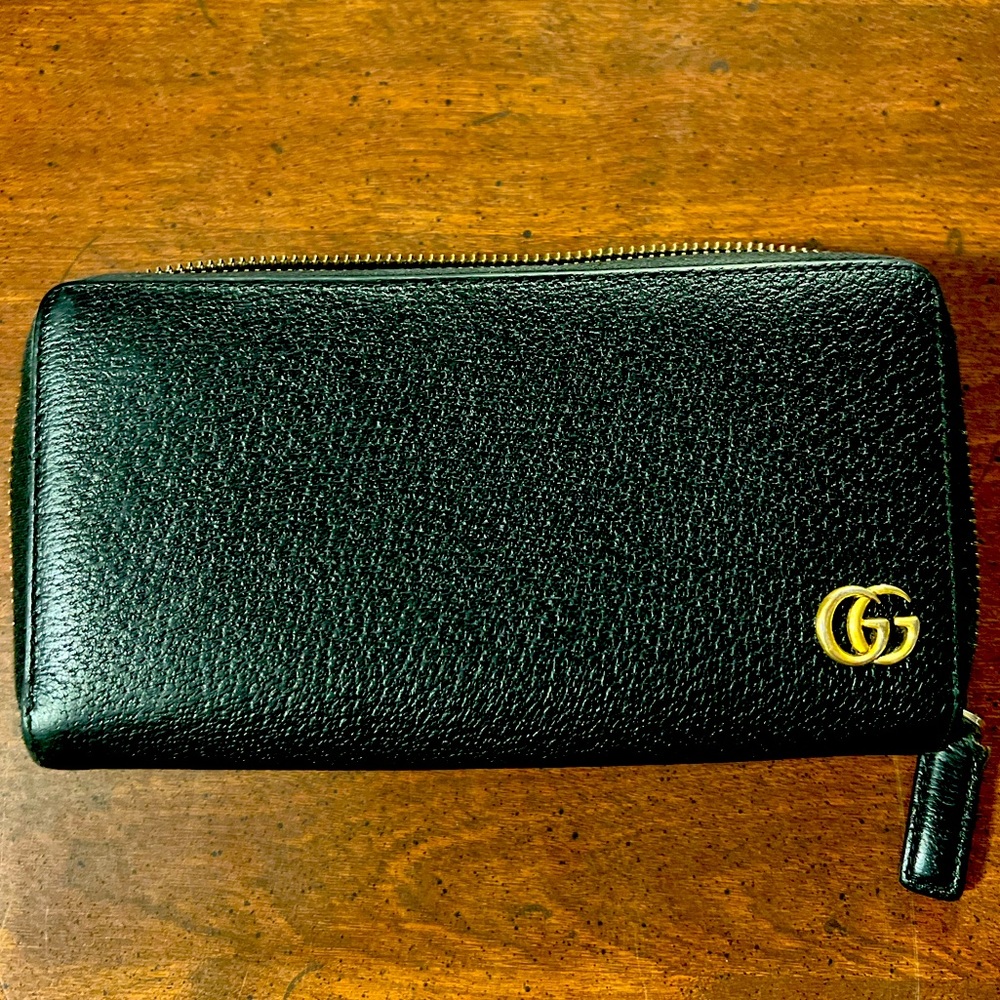 Authentic GUCCI Black Leather Zip Around Leather.